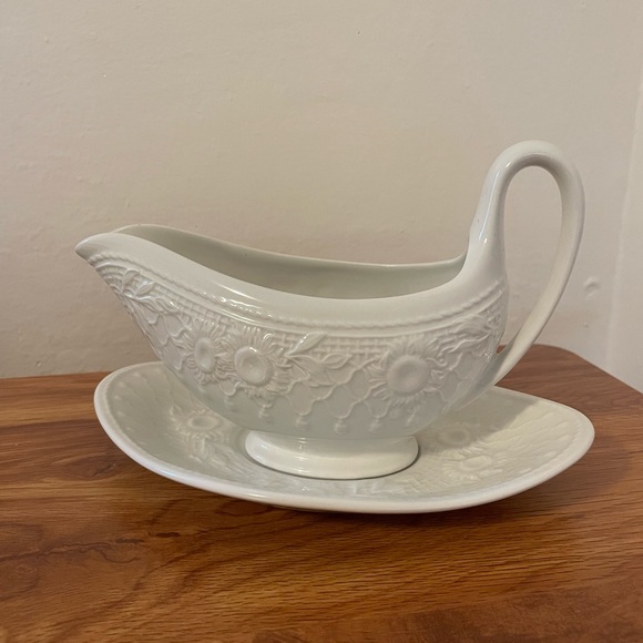 Wedgwood White Sunflower Gravy Boat with Saucer - Picture 2 of 3